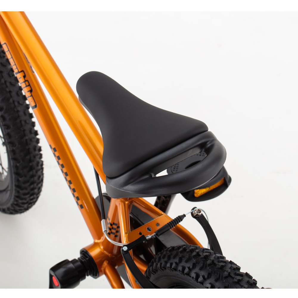 ●取っ手付きサドル自転車練習時に保護者の方が後ろからサポートしやすい取っ手が付いたサドルです。