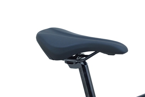 ●スポーティサドルペダリング効率が良いサドルが装備●アルミシートポスト軽くてサビに強い