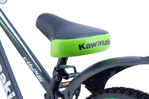 ●ツートンサドルKawasakiのロゴがカッコいい。カワサキカラーのサドルです。