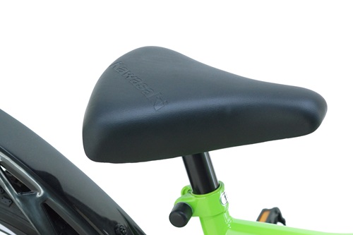 ●専用サドルエンボス加工で「Kawasaki」ロゴが刻印されています。