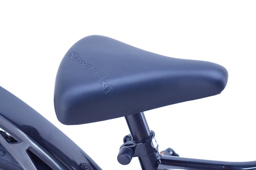 ●専用サドルエンボス加工で「Kawasaki」ロゴが刻印されています。