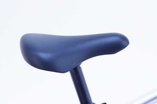 ●スポーティサドルペダリング効率の良い形状のサドルです。
