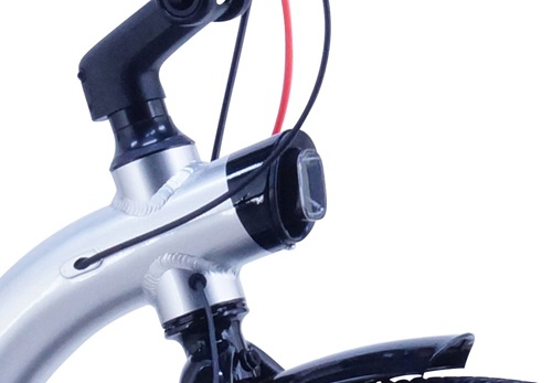 ●フレームビルトイン常時点灯LEDライト昼間のデイライトとしてはもちろん、夜間走行時も安心の明るいライト。●ワイヤー内蔵設計走行中にワイヤーケーブルの引っ掛かりトラブルなどを防ぎ、見た目もすっきりなワイヤーケーブルをフレーム内に通した設計です。
