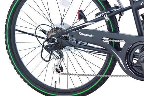 ●SHIMANO製6段変速メカ長距離や坂道はもちろん、スポーツ走行に使える６スピード●フィン付きバンドブレーキフィンを付けることでブレーキ摩擦で発生する熱を効率的に逃がし、制動力を高める後ブレーキが装備。