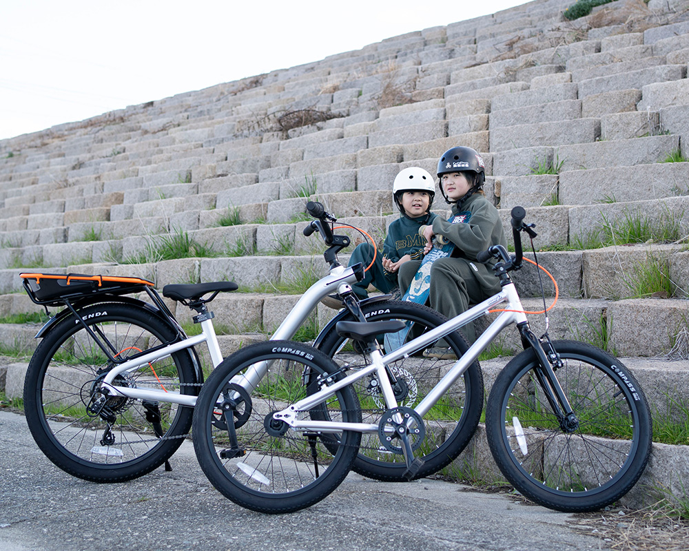 前の自転車「LUMO」奥の自転車「STEP」モデル：プロスケートボーダー河上恵蒔選手と弟さん