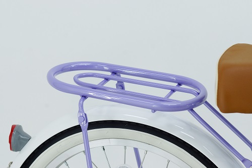 ●パイプ型リアキャリア自転車の練習時に保護者の方がサポートしやすいリアキャリアが標準装備です。※二人乗りは絶対禁止です。