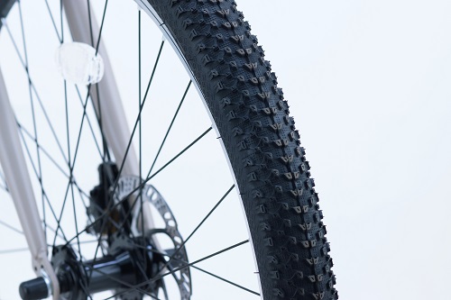 ●ブロックタイヤオン/オフ兼用で使える「2.10」の太目のタイヤを装備。