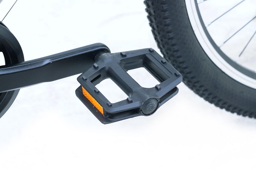 ●フラットペダル踏み面が広く平らなフラットペダル採用しています。