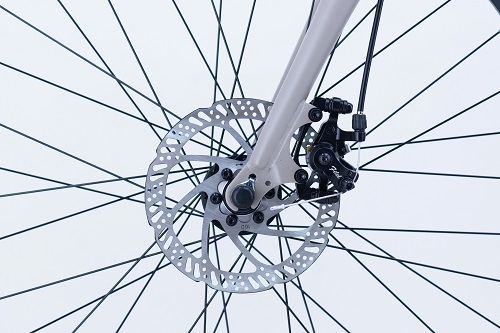 ●メカニカルディスクブレーキ一般的なリムブレーキと比べ雨天時などでも制動力が高いです。構造上走行中にシャラシャラと音鳴りしますので、気になる方にはお勧めしません。