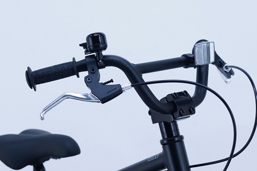 ●BMXタイプハンドルとステム剛性感の高い本格的なハンドル周りです。●ラバー付きBMXグリップ転倒時の手のケガを防止します。●アジャスター付きアルミブレーキレバーお子様の手の大きさに合わせてブレーキレバーの幅を調整できます。