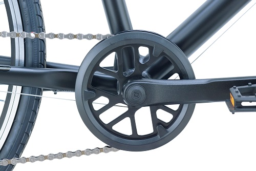 ●フロントチェーンホイールWガード付きの前ギアと軽量高剛性のアルミクランクを装備しています。