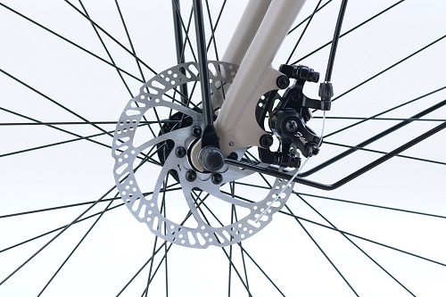 ●メカニカルディスクブレーキ一般的なリムブレーキと比べ雨天時などでも制動力が高いです。構造上走行中にシャラシャラと音鳴りしますので、気になる方にはお勧めしません。