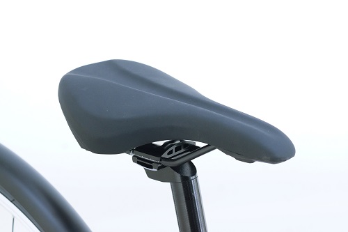●スポーティサドルペダリング効率が良いサドルを選びました。