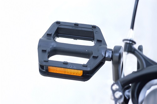 ●フラットペダル踏み面が広く平らなフラットペダル採用しています。