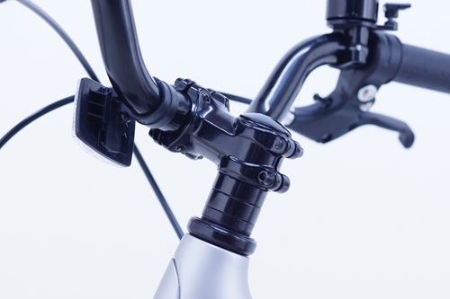 ●アルミ製「A-HEADタイプ」ハンドルステムスポーツ車などに使われる本格的なステムを装備。