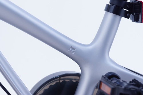 ●マグネシウム合金フレーム　超軽量7.6kg溶接痕が無く、美しいデザインのフレーム形状。