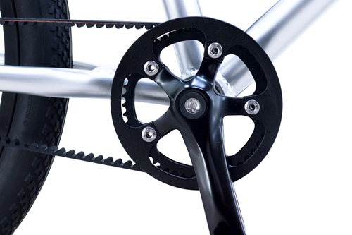 ●ベルトドライブ・チェーンがベルトになっています。・スムーズにペダルがこげます。・サビません。・注油不要で、オイル汚れがありません。・チェーン外れなどのトラブルが少ない。・チェーンと比べ、ベルトは丈夫です。