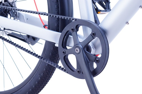 ●ベルトドライブ・チェーンがベルトになっています。・スムーズにペダルがこげます。・サビません。・注油不要で、オイル汚れがありません。・チェーン外れなどのトラブルが少ない。・チェーンと比べ、ベルトは丈夫です。