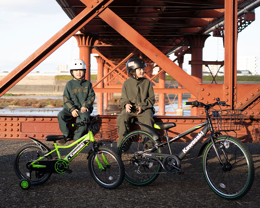 フラットブラックモデル：プロスケートボーダー河上恵蒔選手と弟さん