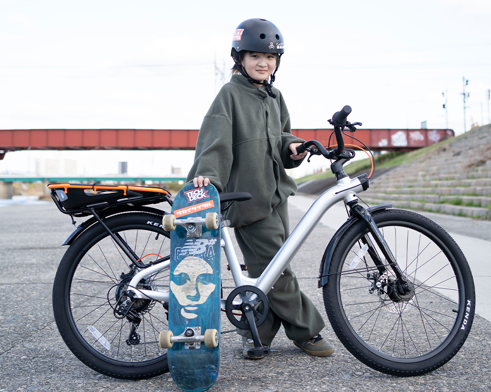 モデル：プロスケートボーダー河上恵蒔選手