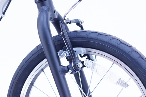 ●アルミ製フロントフォーク軽くて剛性も高いフロントフォークです。●前Vブレーキ軽いタッチでも制動力が高いブレーキです。●16ｘ1.75　Lightタイヤ軽く走行できる軽量タイヤを装備。