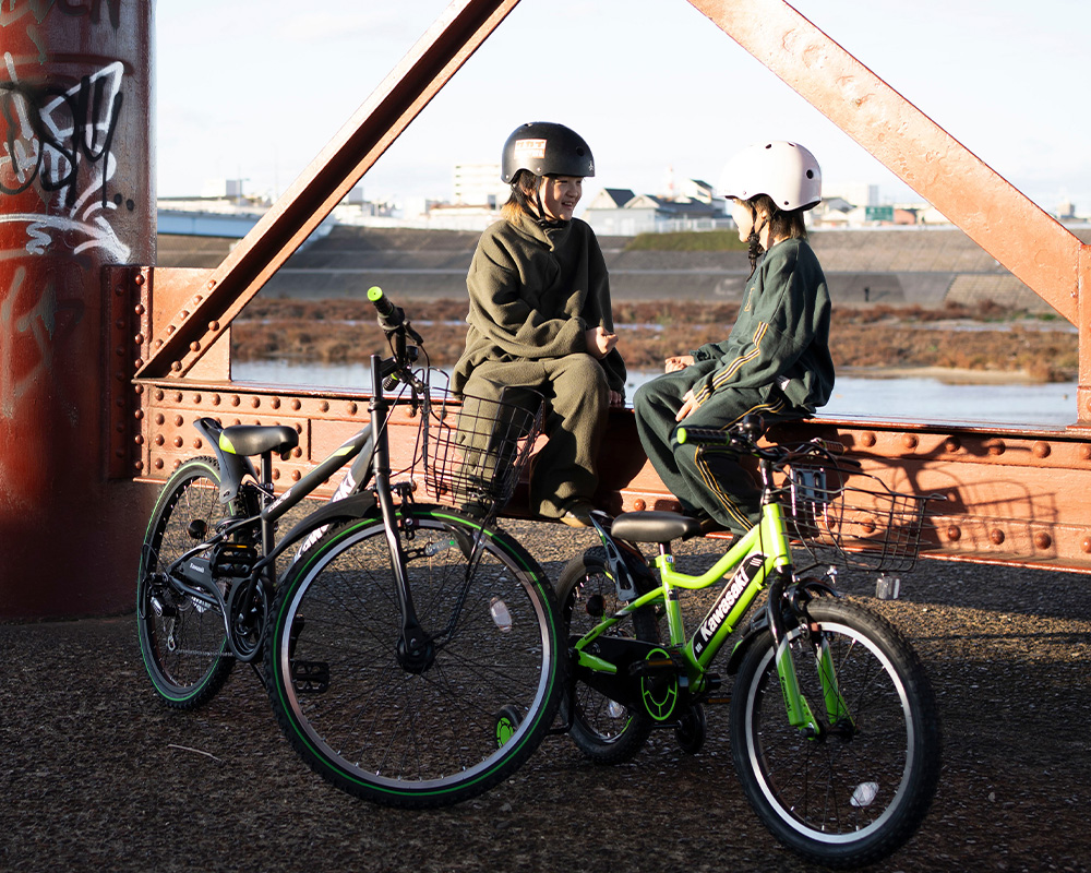 グリーンモデル：プロスケートボーダー河上恵蒔選手と弟さん