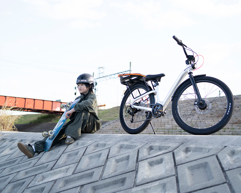 モデル：プロスケートボーダー河上恵蒔選手