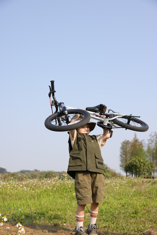 お子様でも持ち上げられる軽さです。