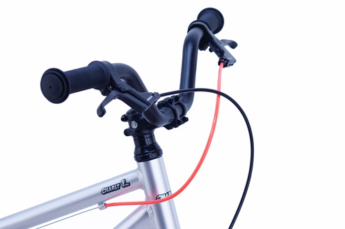 ●軽量アルミBMXハンドル軽くてサビに強いハンドルです。●アルミハンドルステム本格的なA-HEDタイプのアルミ製ステムが装備。●アルミブレーキレバー軽くてサビに強い。