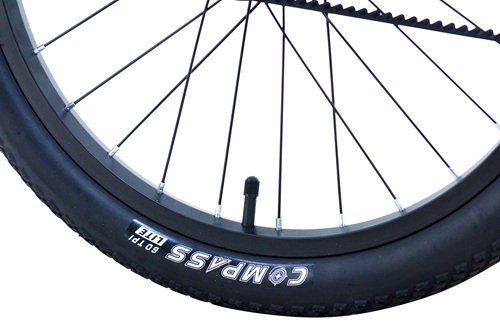 ●20ｘ1.75　Super Lightタイヤ軽く走行できる軽量タイヤ装備。●アルミリムブラックに塗装されカッコよい車輪です。