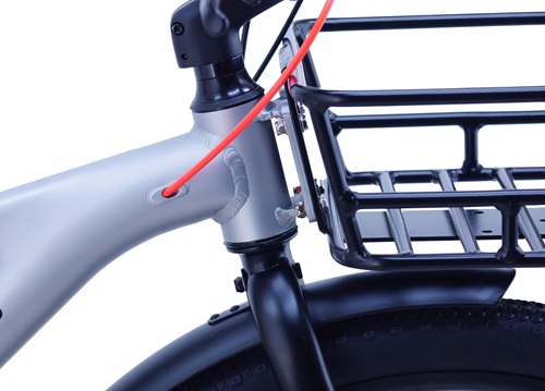 ●6061アルミフレーム軽くて丈夫。乗りやすいフレームです。●ワイヤー内蔵設計走行中にワイヤーケーブルの引っ掛かりトラブルなどを防ぎ、見た目もすっきりなワイヤーケーブルをフレーム内に通した設計です。