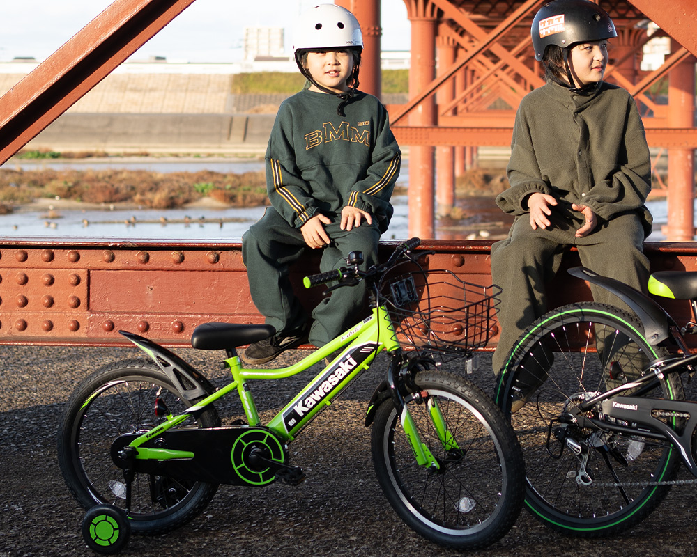 グリーンモデル：プロスケートボーダー河上恵蒔選手と弟さん